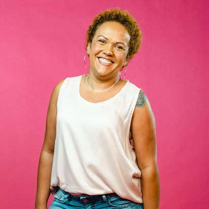 Mulher beneficiada pelo Instituto Living Sculpture sorrindo após reconstrução mamária