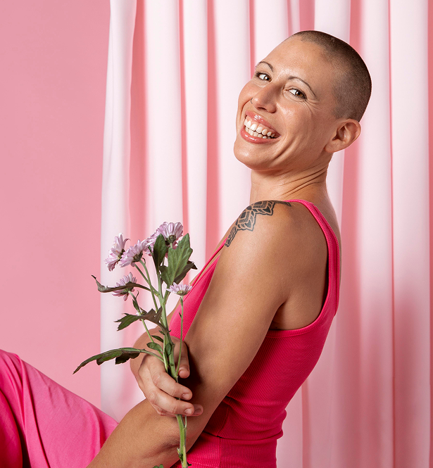 Mulher feliz e confiante após reconstrução mamária pelo Instituto Living Sculpture